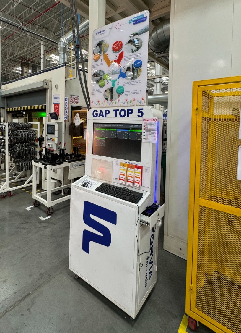 Kiosco GAP TOP 5 Forvia con computadora